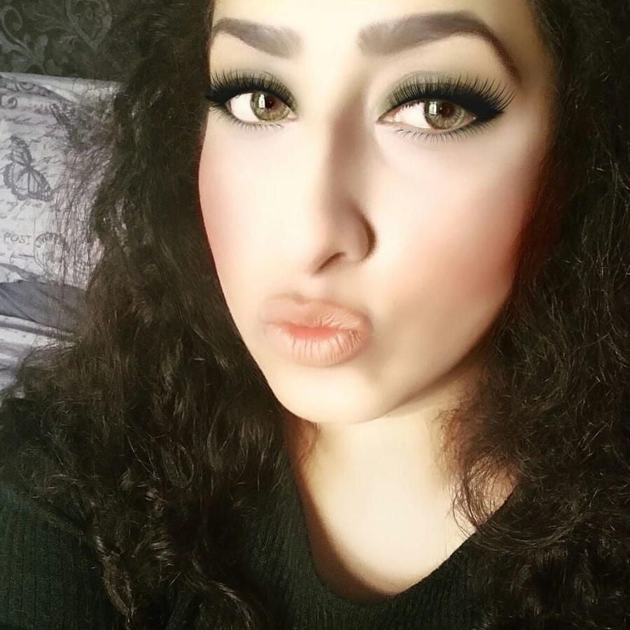 24P Beurette cochonne se fait des selfies