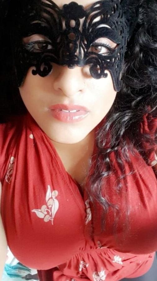 24P Beurette cochonne se fait des selfies