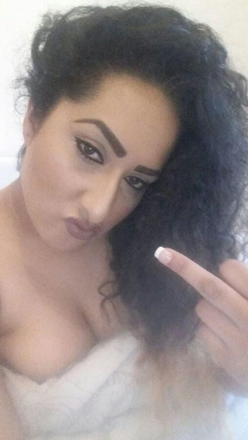 24P Beurette cochonne se fait des selfies
