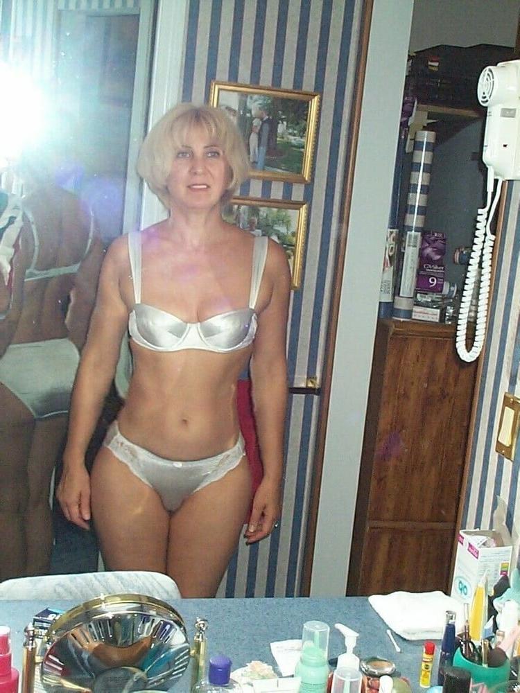 25P Lenna is a sexy natural American wife