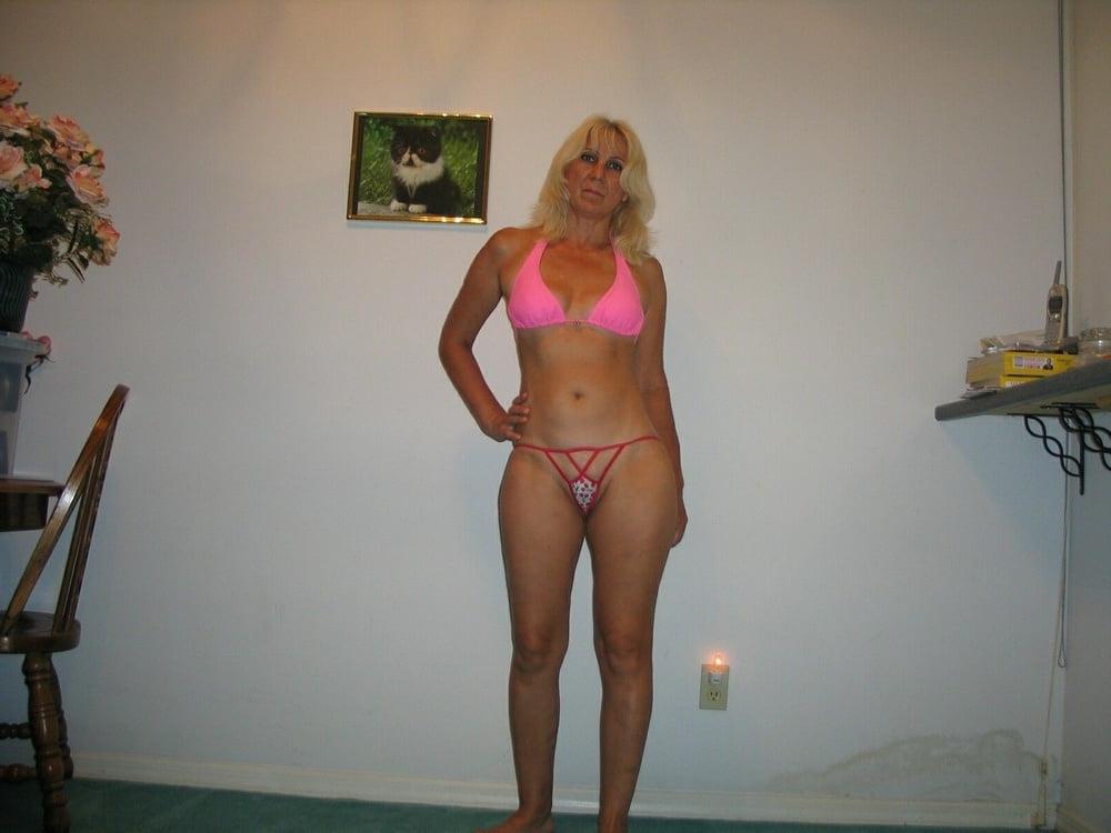 25P Lenna is a sexy natural American wife