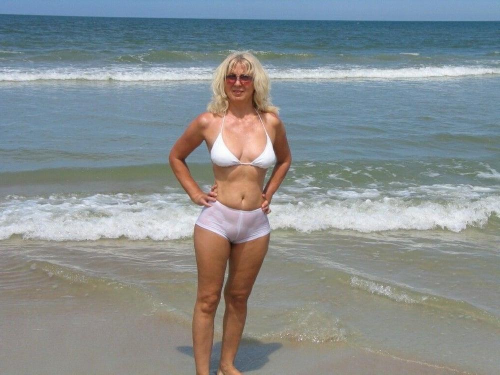 25P Lenna is a sexy natural American wife