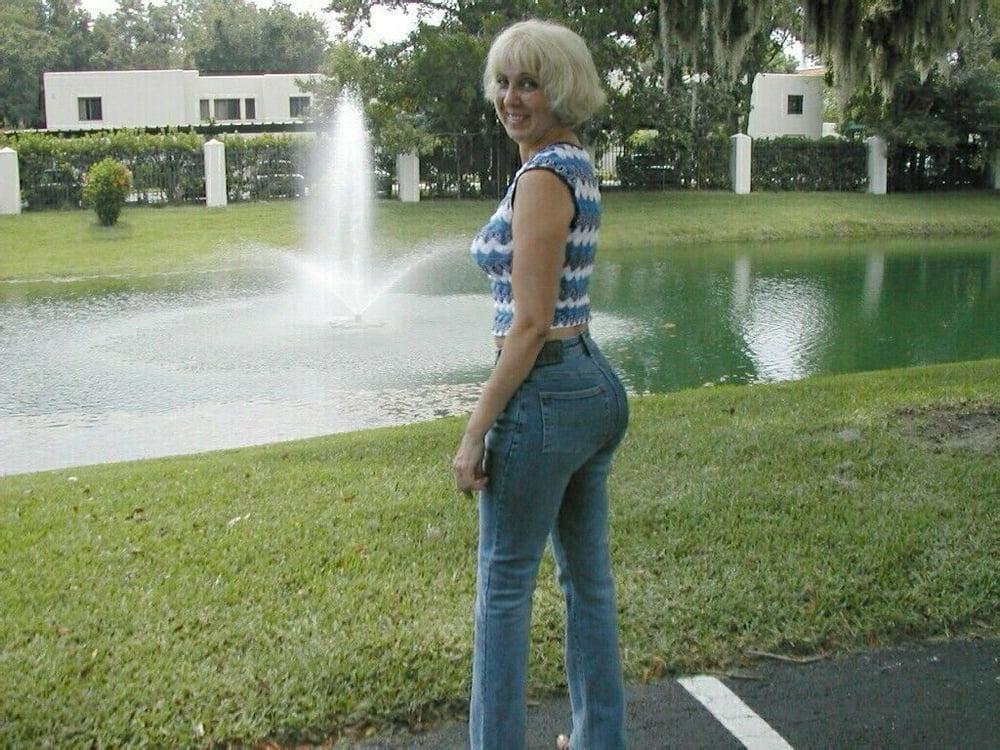 25P Lenna is a sexy natural American wife