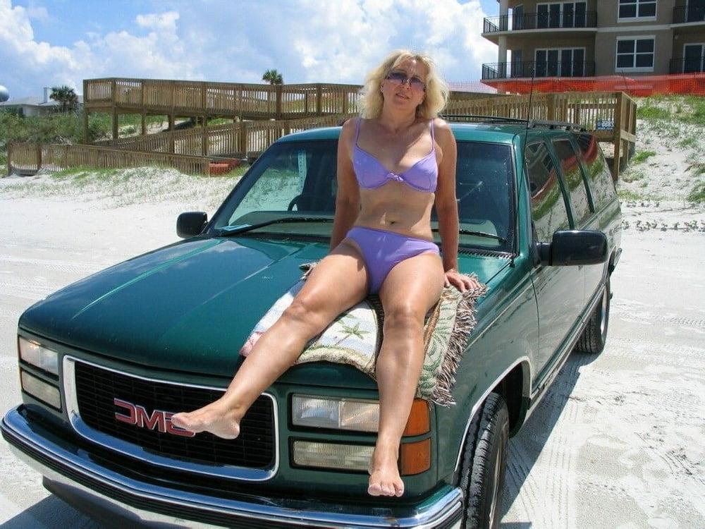 25P Lenna is a sexy natural American wife