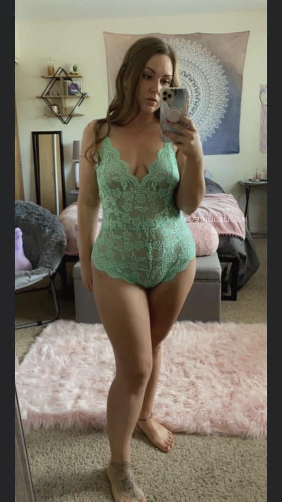 17P Amateur brunette big ass babe