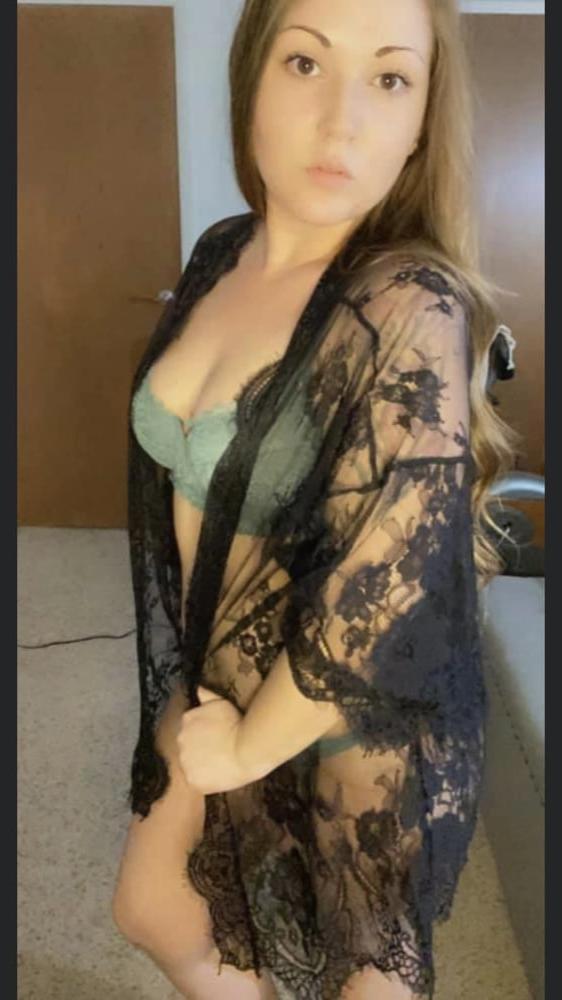 17P Amateur brunette big ass babe