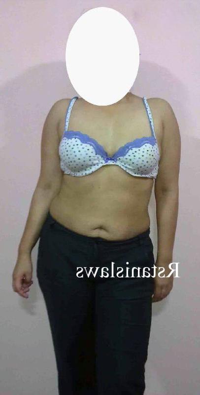 8P Hot pics of naughty Sri Lankan wife peeling off her panty
