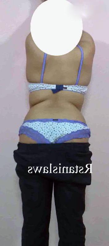 8P Hot pics of naughty Sri Lankan wife peeling off her panty