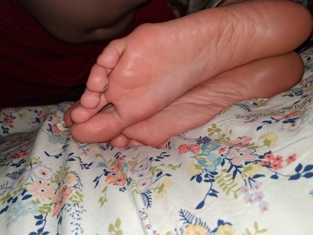 17P Long toes, high arch emo girl feet