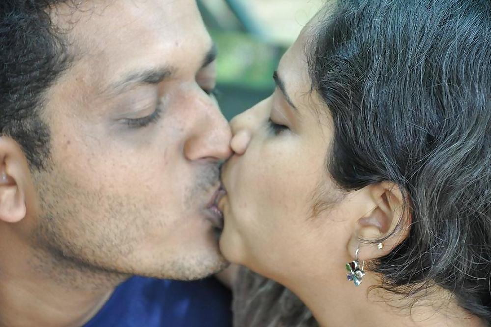 10P Sexy indian kissing