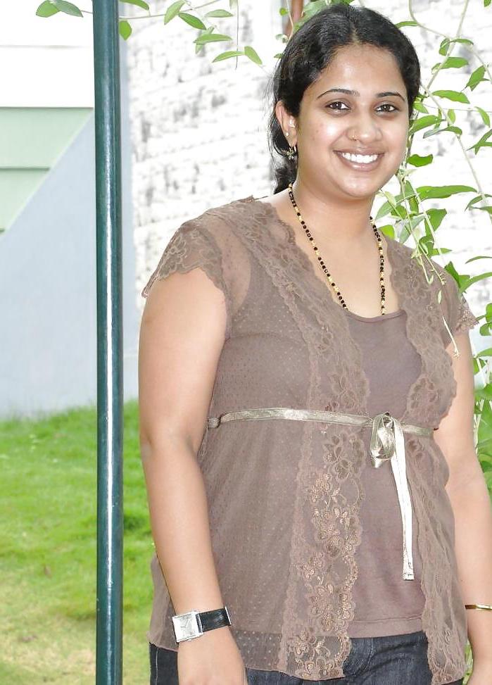 10P Sexy indian kissing