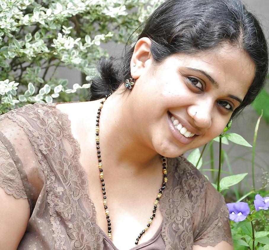 10P Sexy indian kissing