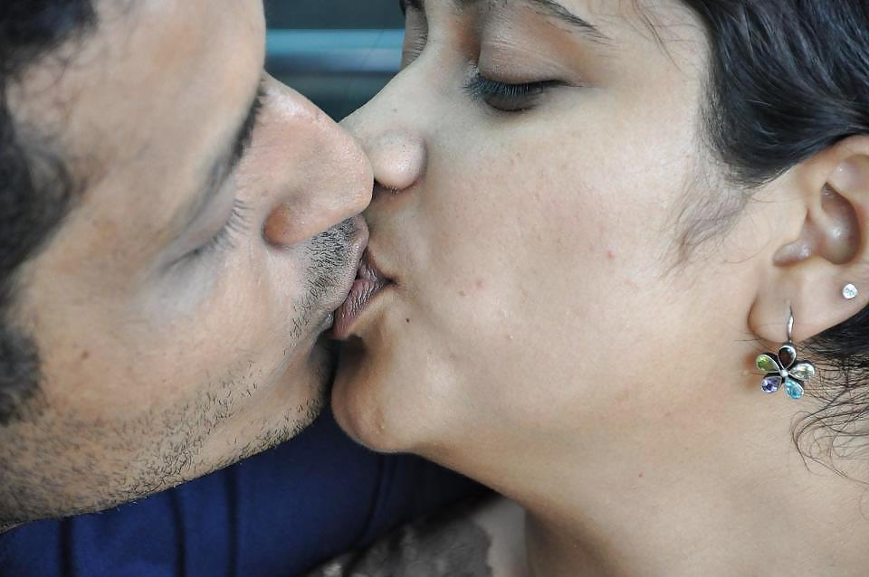 10P Sexy indian kissing
