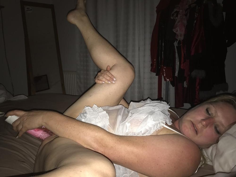 25P Wife masturbates