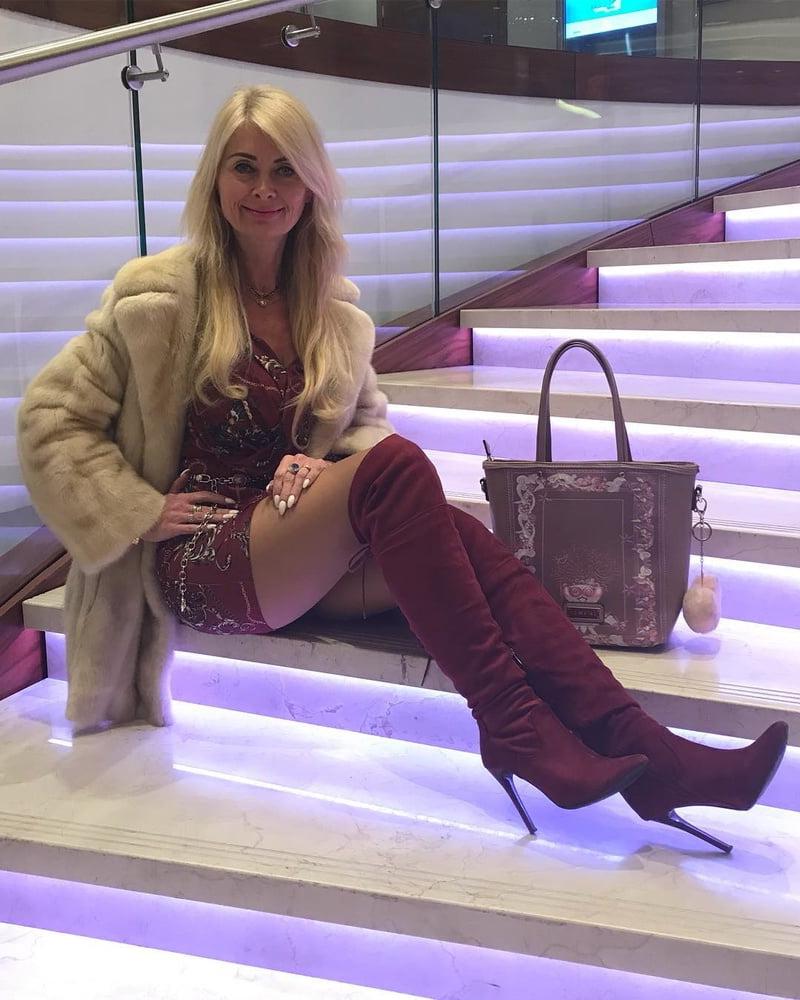 12P Hot suede boots