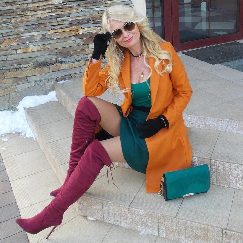 12P Hot suede boots