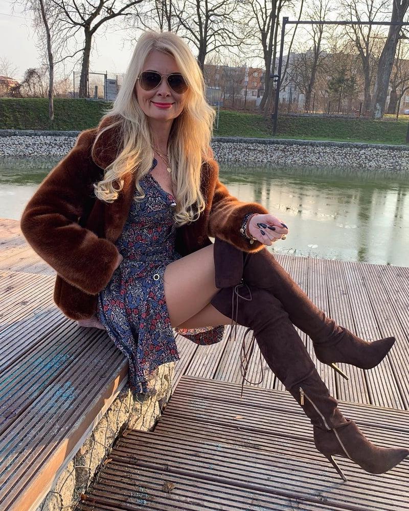 12P Hot suede boots