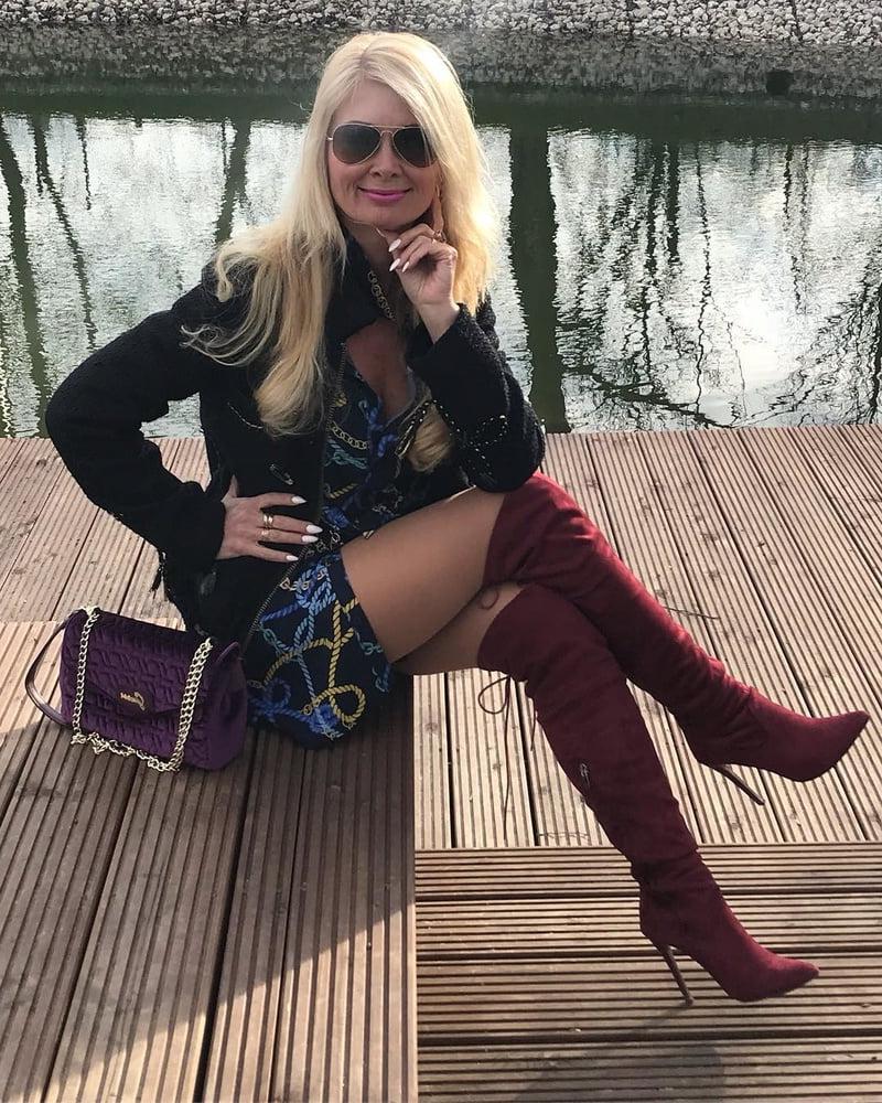 12P Hot suede boots