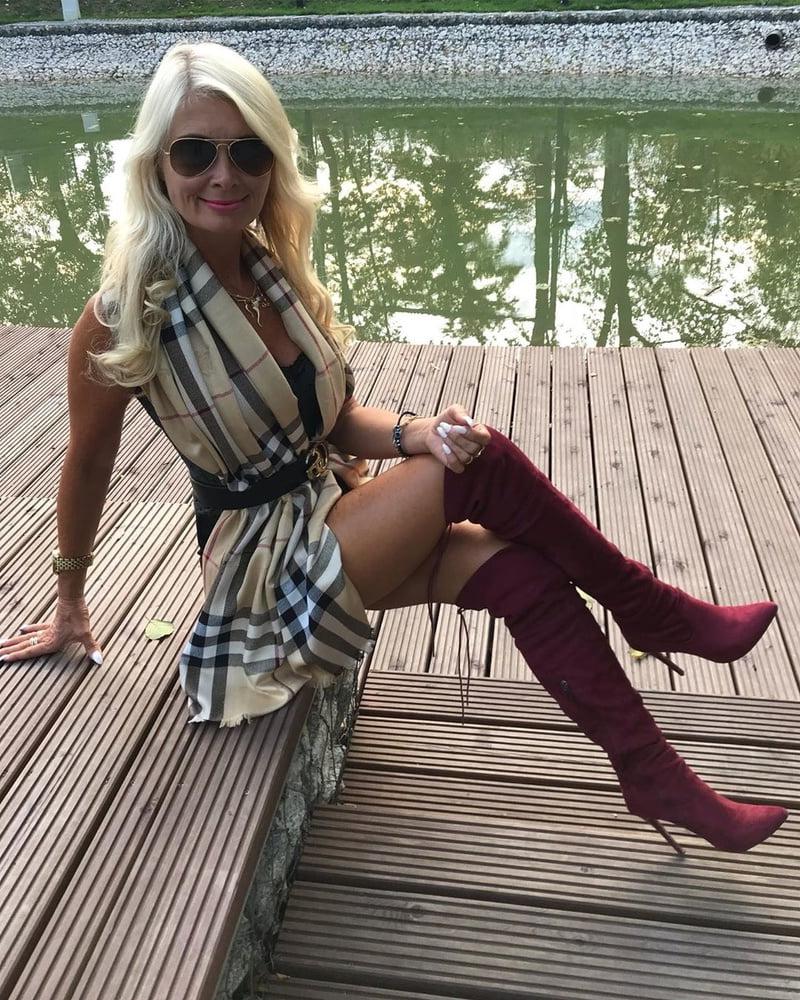12P Hot suede boots