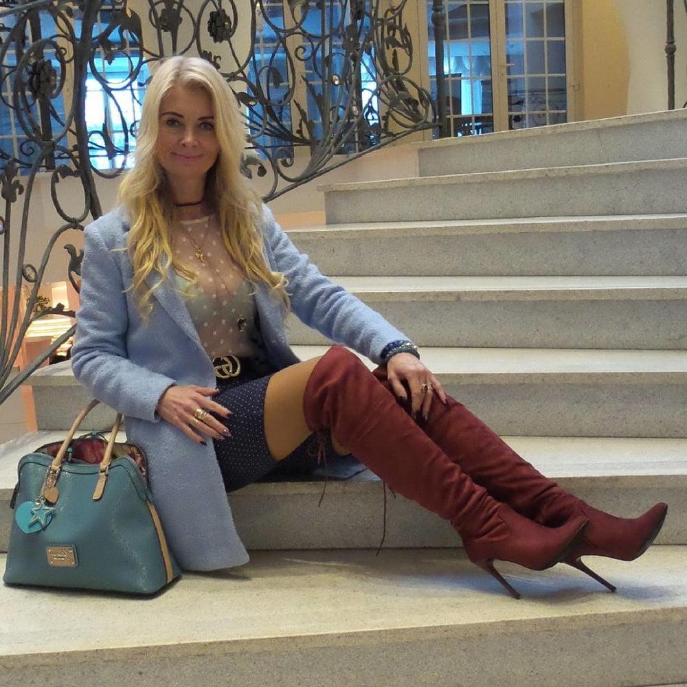 12P Hot suede boots