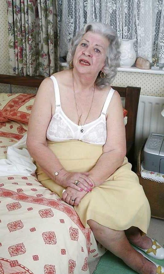 25P Grannies and matures married, naked and exposed