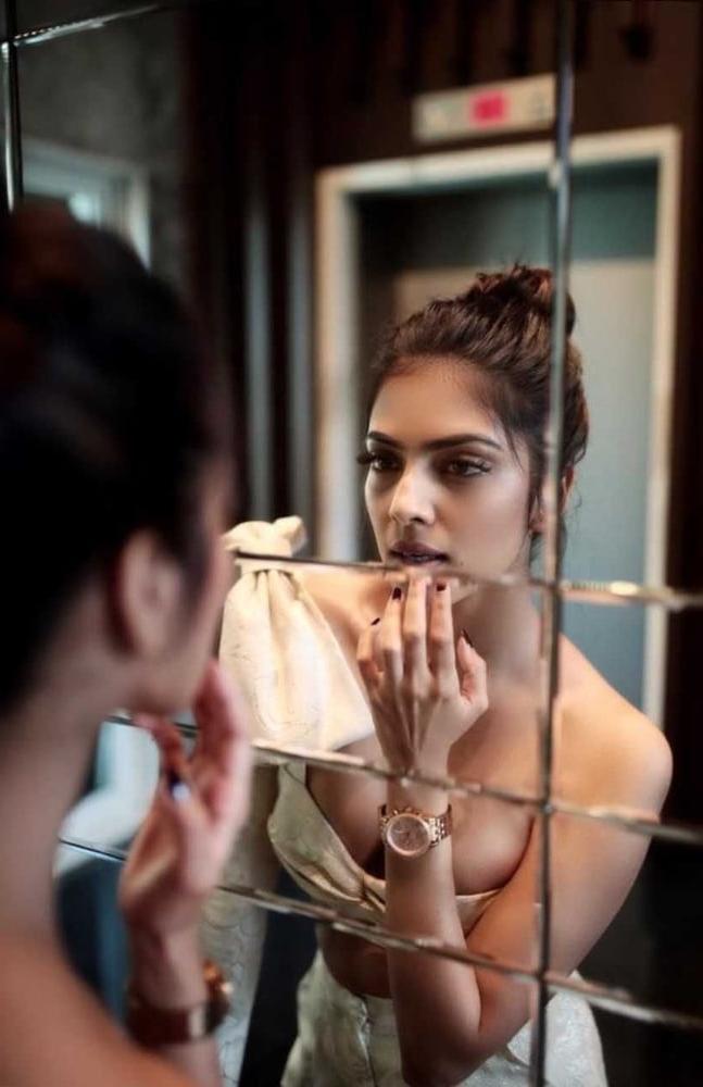 13P Malavika Mohanan sexy indian girl