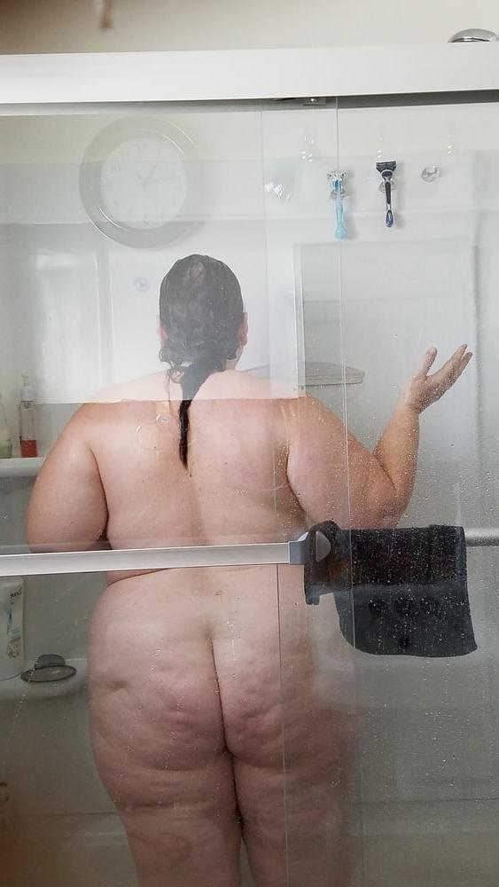25P Ugly Pig Wife Chris bathroom