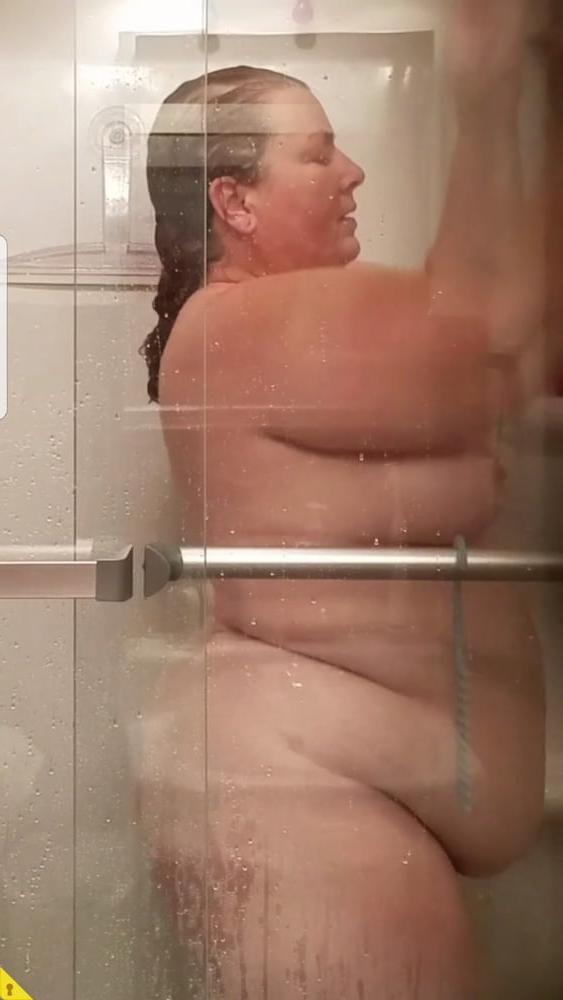 25P Ugly Pig Wife Chris bathroom