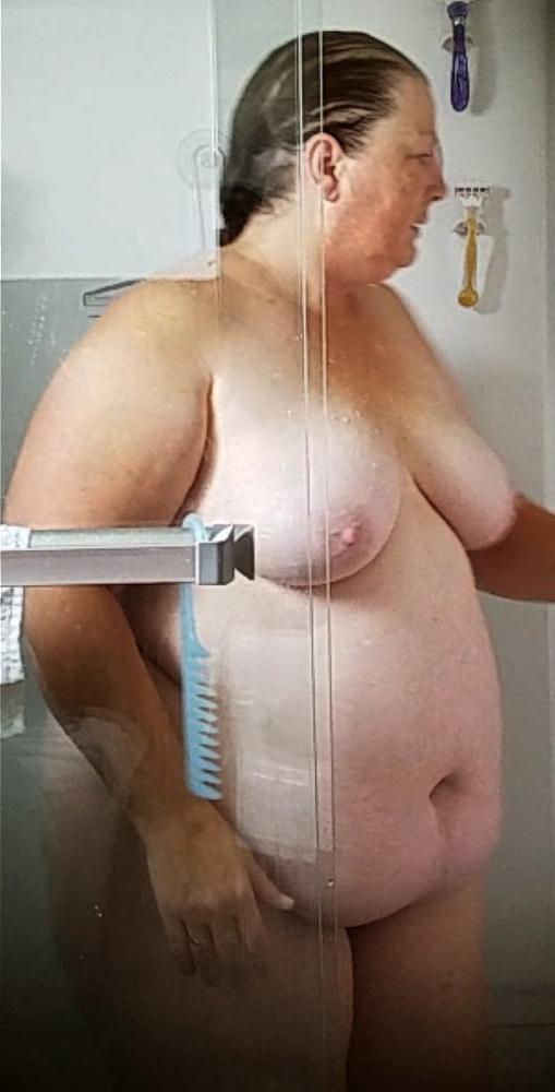 25P Ugly Pig Wife Chris bathroom