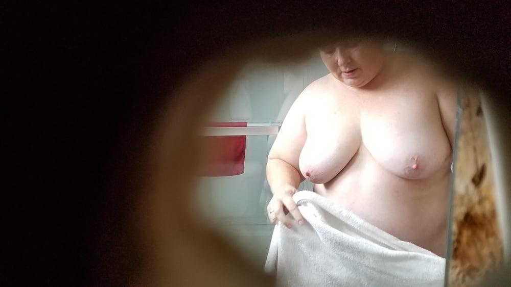 25P Ugly Pig Wife Chris bathroom