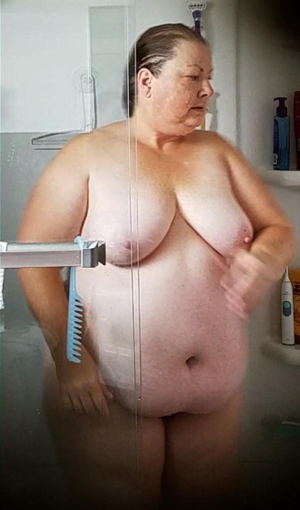 25P Ugly Pig Wife Chris bathroom