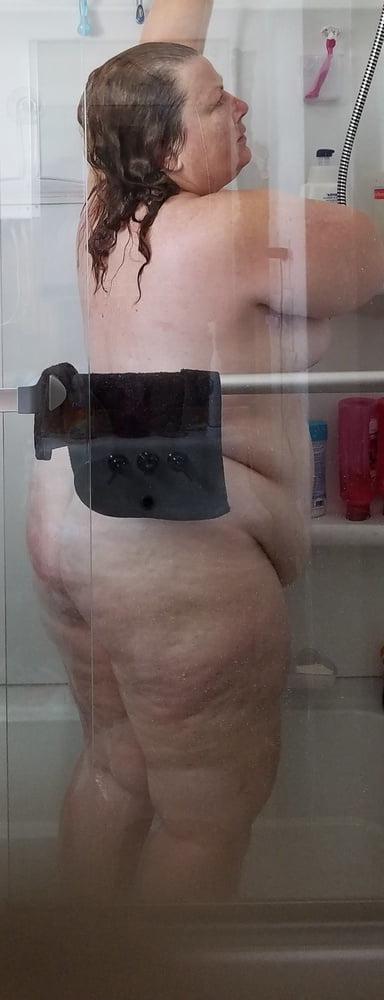25P Ugly Pig Wife Chris bathroom
