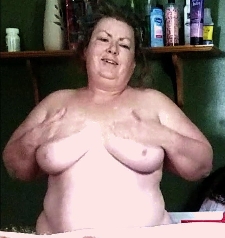 25P Ugly Pig Wife Chris in th bedroom