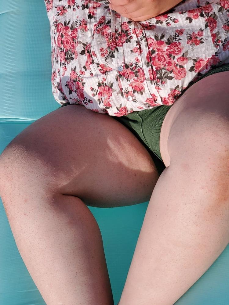 14P Frau zeigt ihre fette Muschi