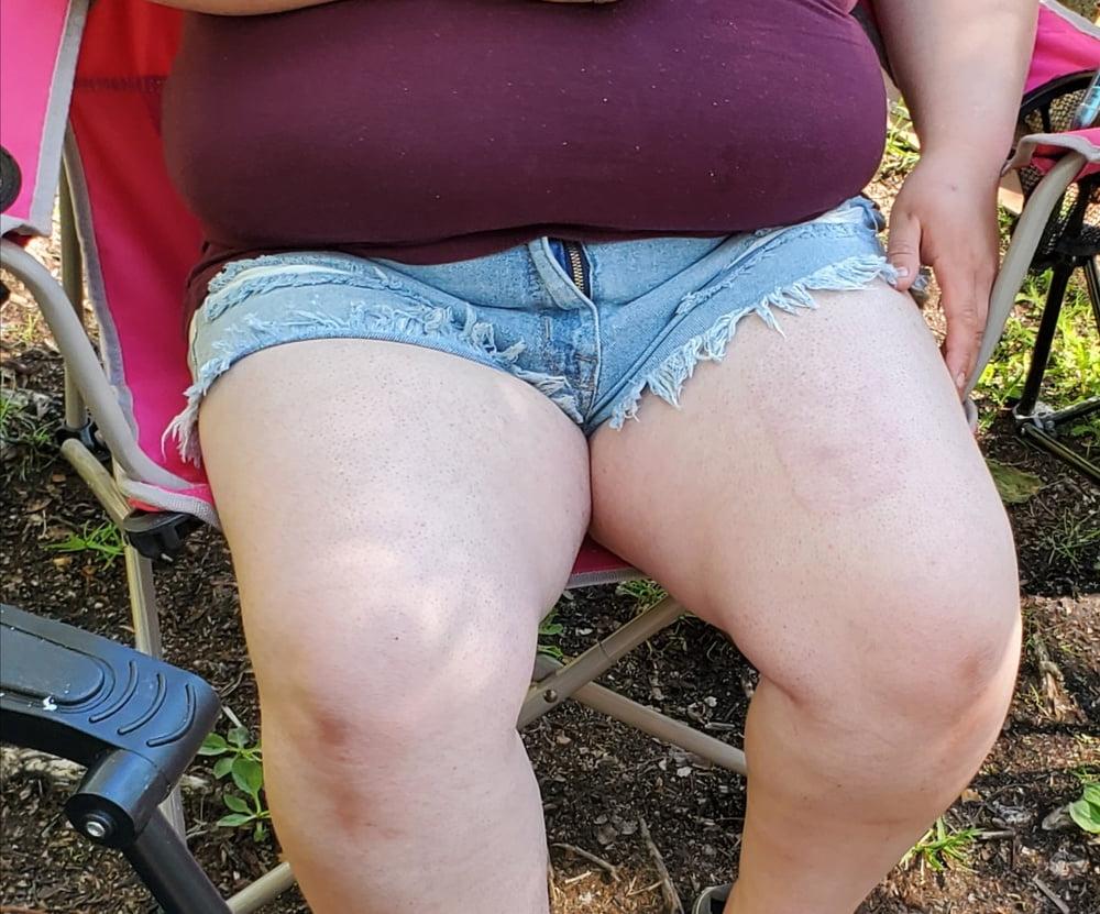 14P Frau zeigt ihre fette Muschi