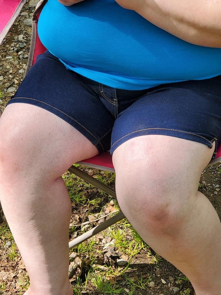 14P Frau zeigt ihre fette Muschi