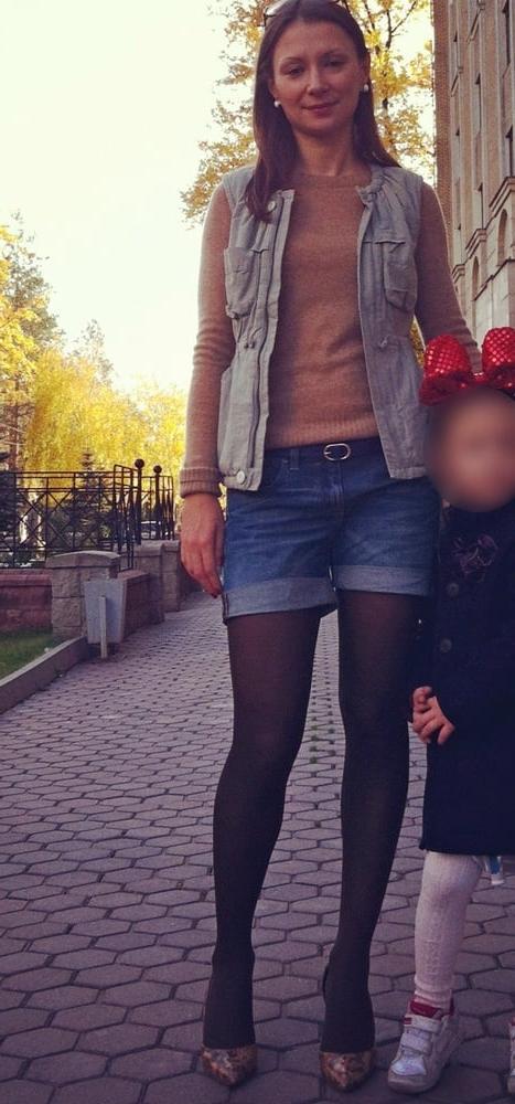 14P Leggy Pantyhosed Wife