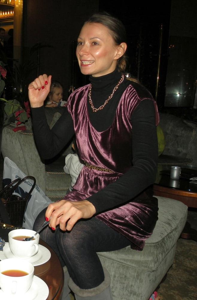14P Leggy Pantyhosed Wife