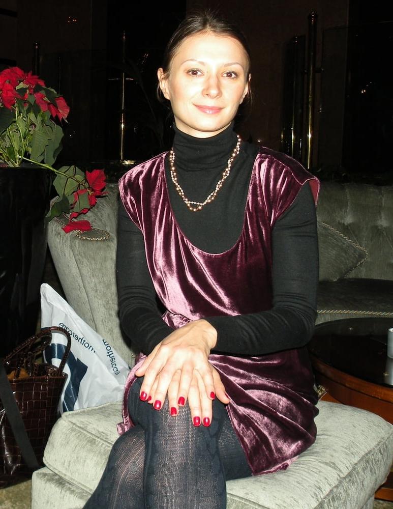 14P Leggy Pantyhosed Wife