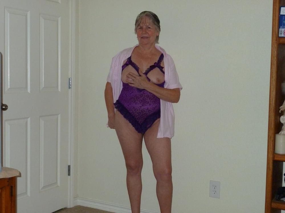 25P 5. Missouri Farmers wife poses nude