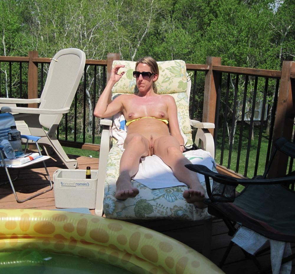 25P Amateur wives relaxing in the garden