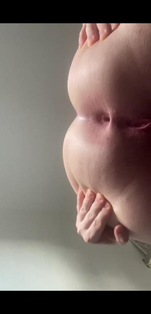 25P German Hijabi whore, Nina, exposing herself