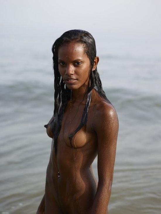 24P Ebony Topless in the beach