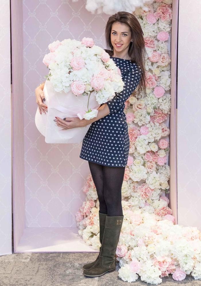 25P Married Russian Bitches Pantyhosed at a Wedding Show