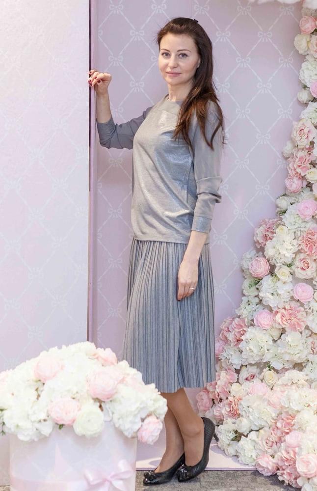 25P Married Russian Bitches Pantyhosed at a Wedding Show