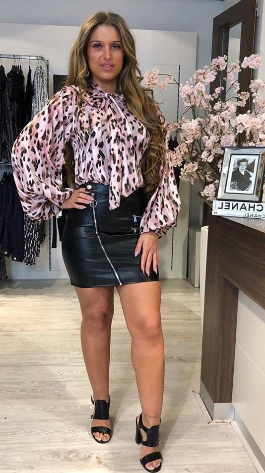 25P Hot Dutch amateur fashionstore owner in Leather and boots