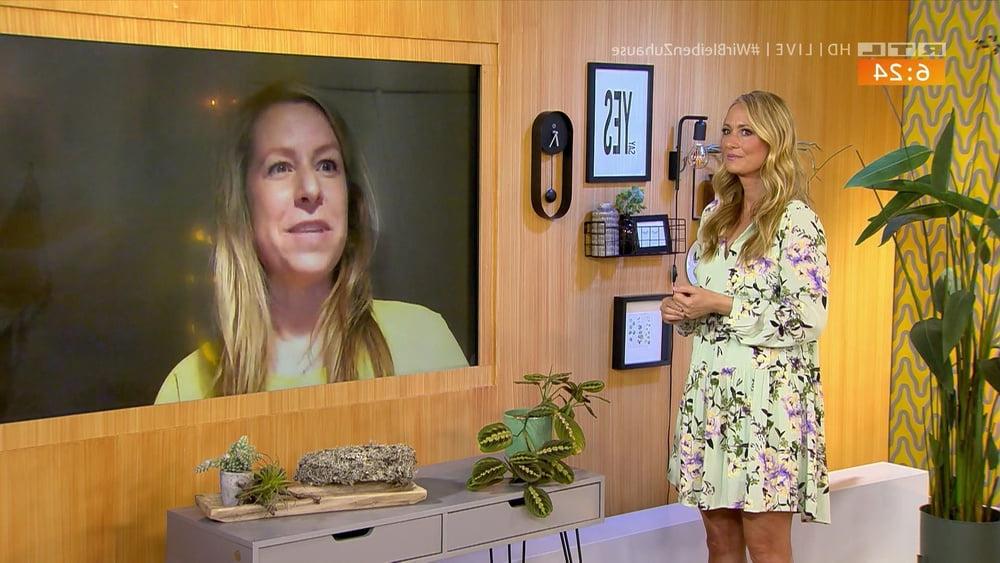 25P German TV Milf Angela Finger Erben