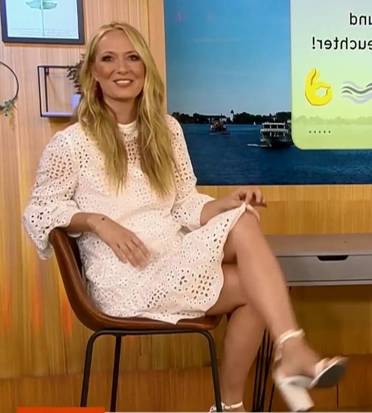 25P German TV Milf Angela Finger Erben