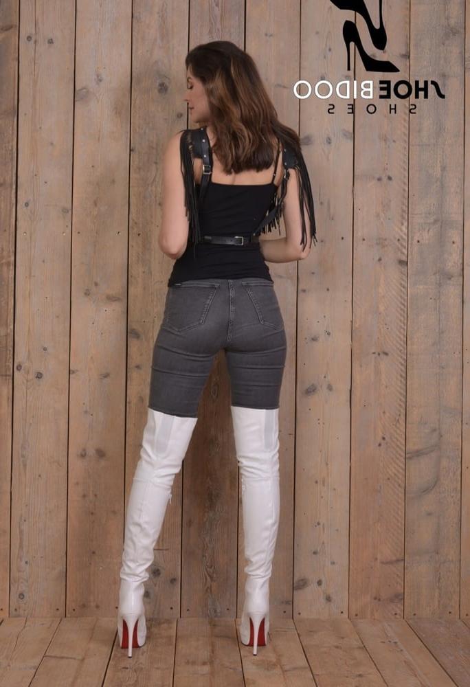 25P Sexy arse and boots