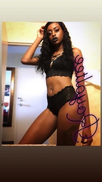 8P Royaltee American Escort